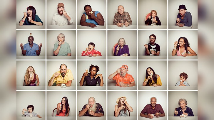 Φωτογραφία του Greg Cohen με κουτάκια που δείχνουν ανθρώπους από διάφορες ηλικίες και καταγωγές να τρώνε παγωτό
